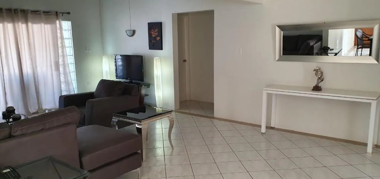 Tanki Leendert Palm Beach Vacation Villa ארובה